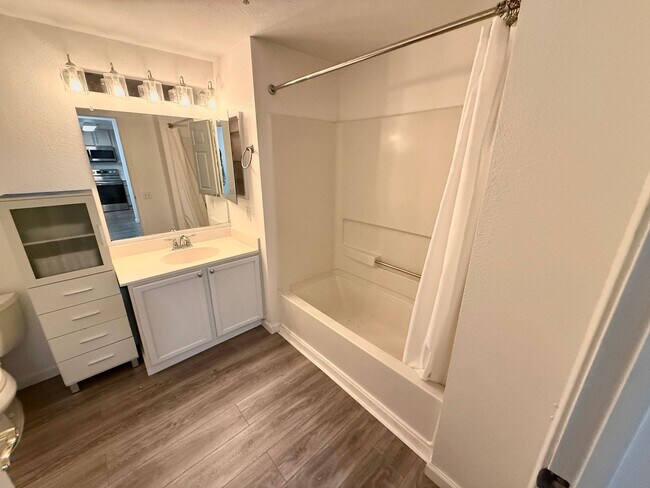 Building Photo - Secure Downtown Oakland 2 BR,2 BA with Garage Parking, EV Charging