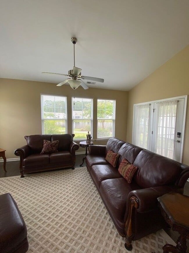 Building Photo - Welcome to this fully furnished 3-bedroom, 3-bathroom townhouse located in the vibrant Hawkeswate...