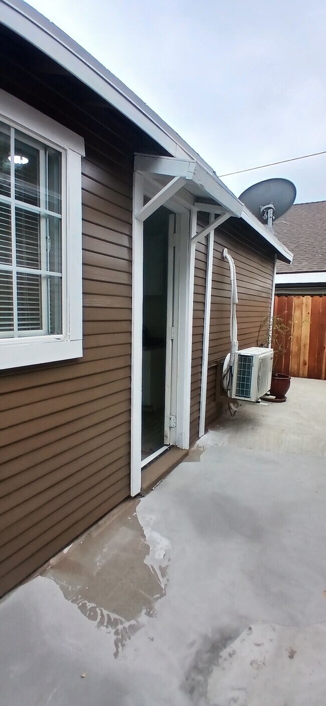 Main entrance - 1184 Wesley Ave