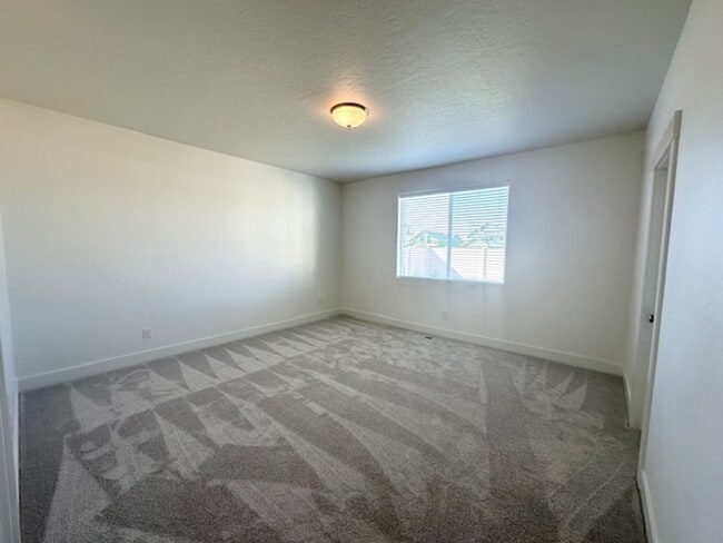 Building Photo - Beautiful 1 year old home available now!
