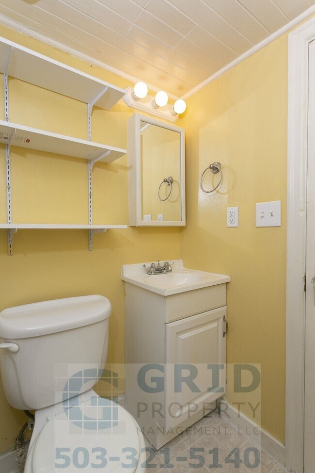 Building Photo - Two Bedroom Apartment Available in Milwaukie!