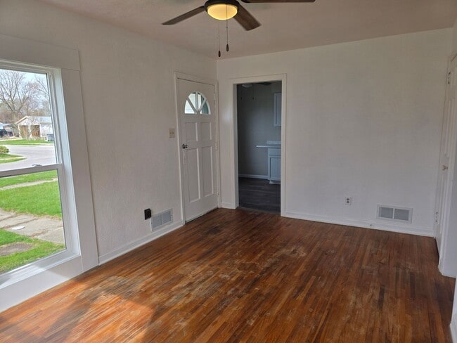Building Photo - Updated 2-Bedroom, 1-Bathroom Home with Garage – $1,350/Month | Accepting Section 8
