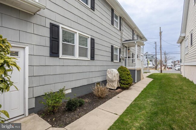 Building Photo - 1527 Bay Ave