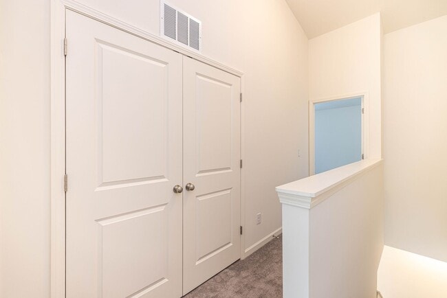 Building Photo - BEAUTIFUL 2 Bedroom/2.5 Bath Townhome in MIDLAND -AVAILABLE LATE AUGUST 2026!