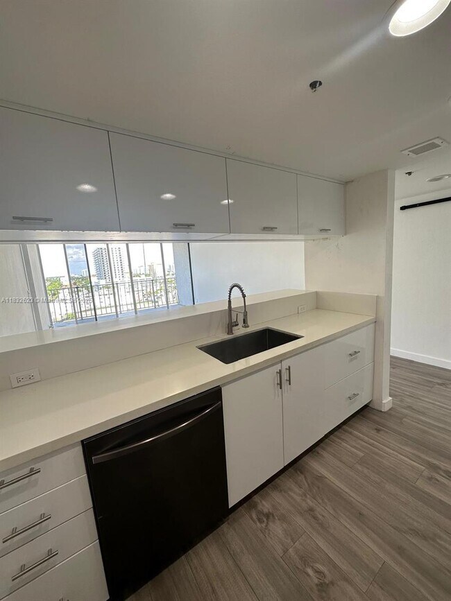 Building Photo - 7601 E Treasure Dr