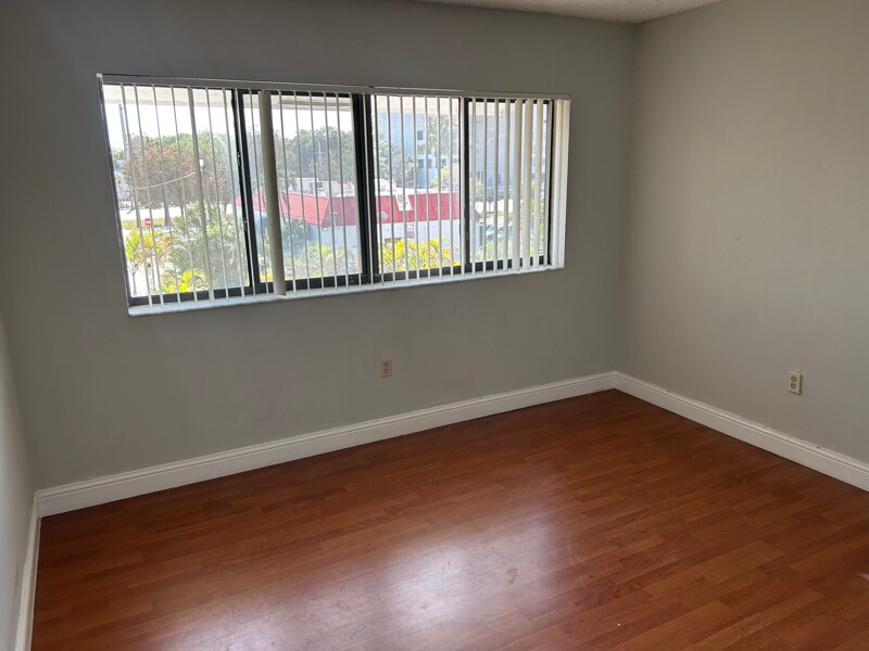 Building Photo - 2550 SW 18th Terrace