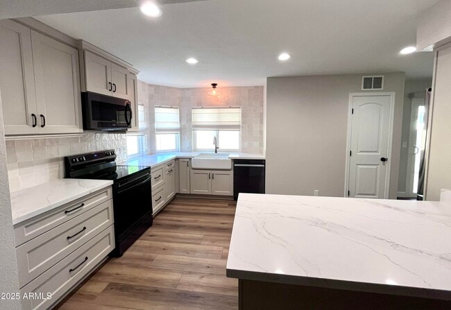 Building Photo - 4924 E Hillery Dr