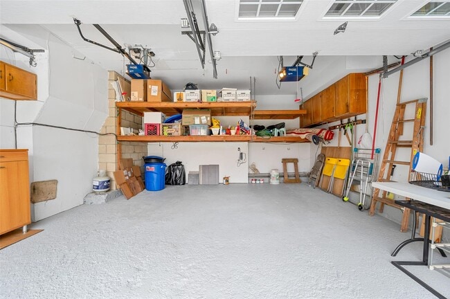 Building Photo - 7 Robbins Ln