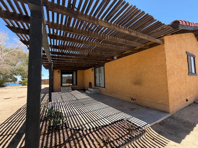 Building Photo - Beautiful 3 Bedroom House Located on Calico Lake