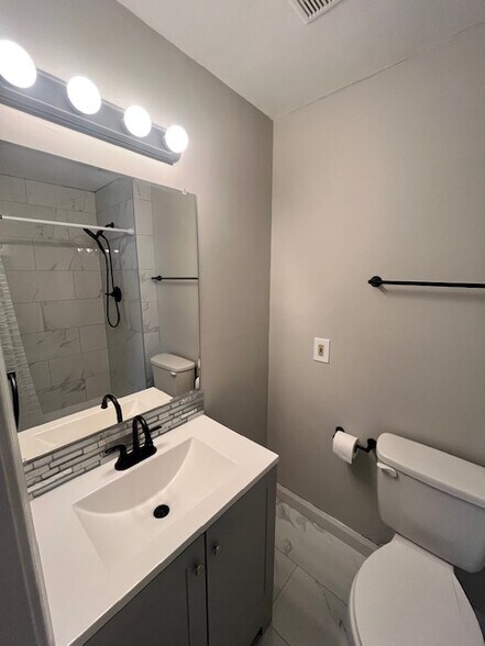 main bathroom - 207 Cross Pointe Ct