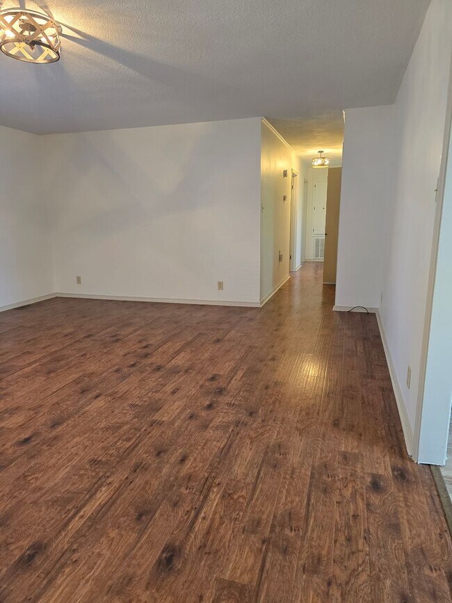 Building Photo - Newly Renovated 3/2/2 with Cul-de-Sac Location