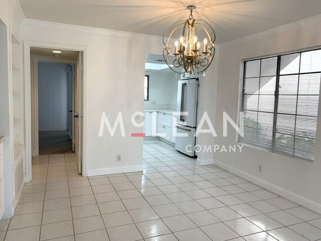 Building Photo - Beautiful Two Bedroom Condo in a Stunning ...