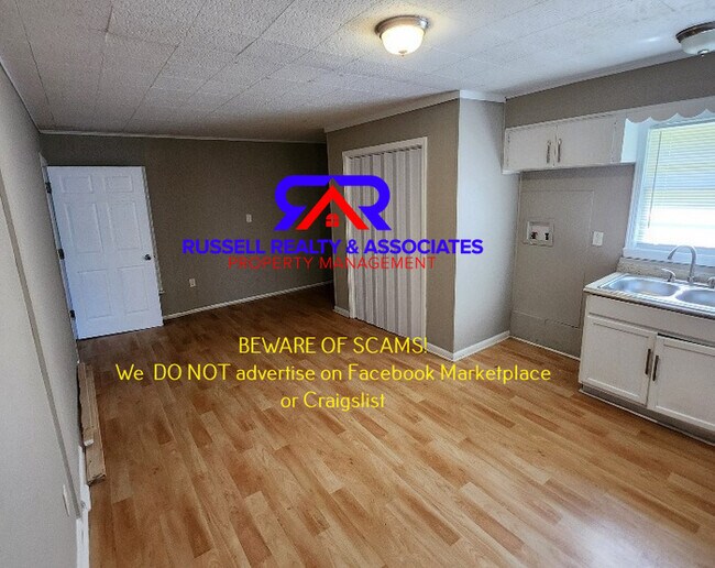 Building Photo - SECTION 8 WELCOME- 4 BEDROOMS!