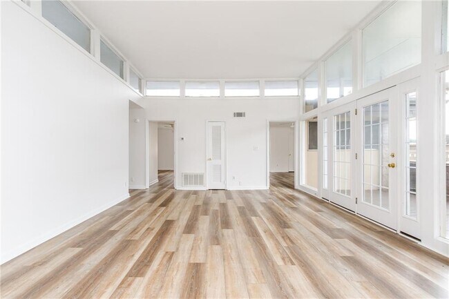 Building Photo - 346 Carpenter Dr NE