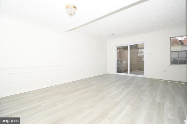 Building Photo - 8635 Union Pl