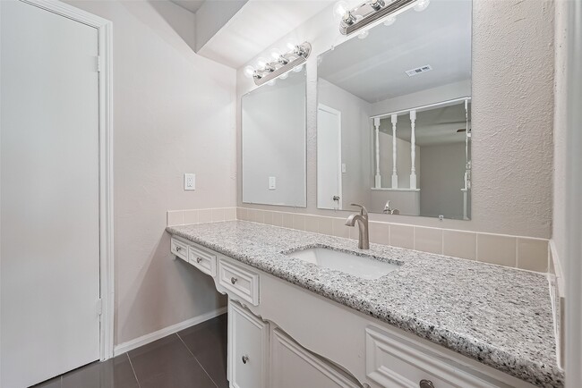 Building Photo - 10815 Creektree Dr