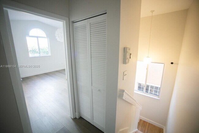 Building Photo - 1112 NE 41st Ave