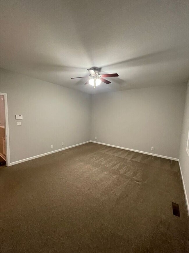 Building Photo - 3 bed, 2 bath, 2 car garage w/ bonus room and fenced yard in W. Knoxville
