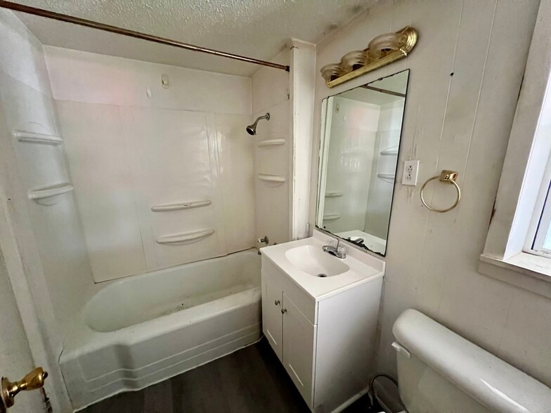 Building Photo - 1212 E Highland Ave