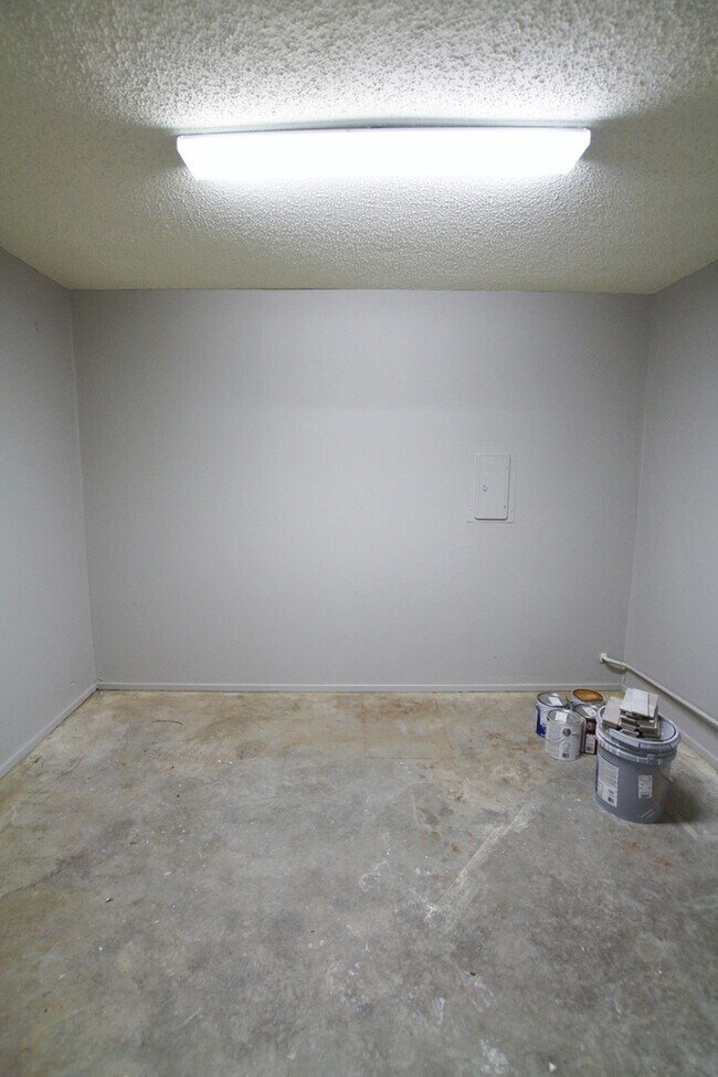 Building Photo - Available Now: Stunning 4-bedroom, 2-bath ...