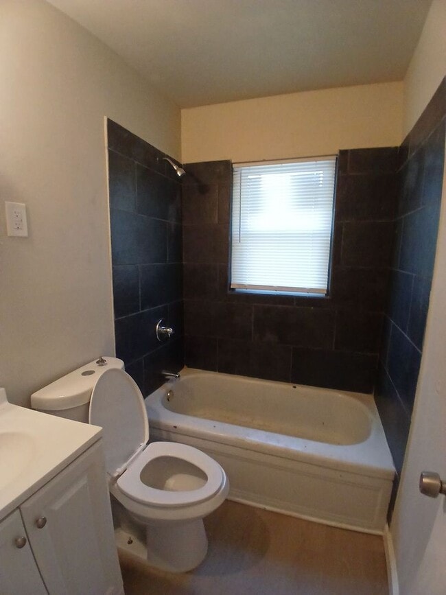 Building Photo - Delightful 2 bedroom 1 bath duplex - Open ...
