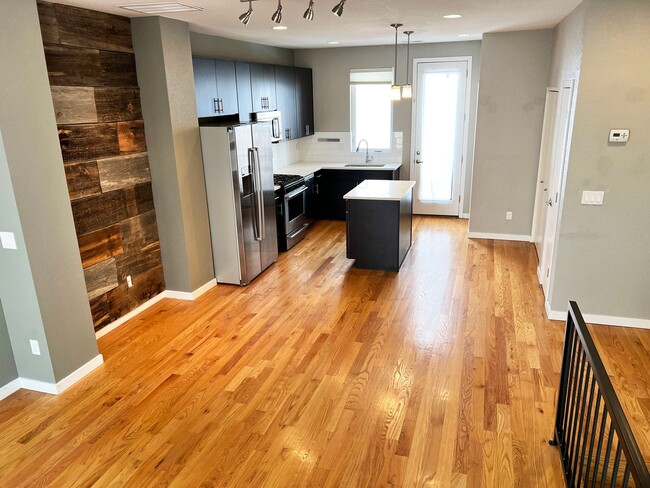 Building Photo - Luxury Slot-Style Town Home in the Heart of RiNo