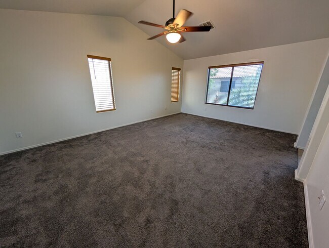 Building Photo - Community pool *Covered back patio with ex...