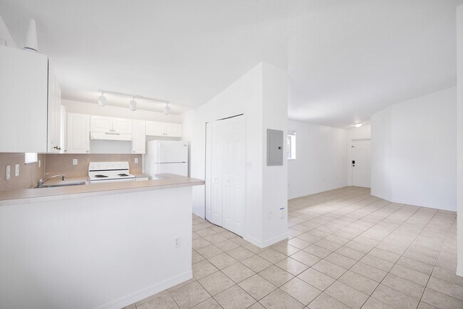 Building Photo - 1261 SE 28th Ct