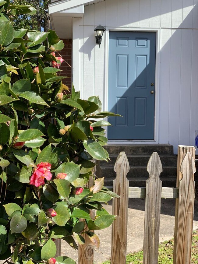 Building Photo - 3 Bedrooms 2 Bathrooms with fenced in back...