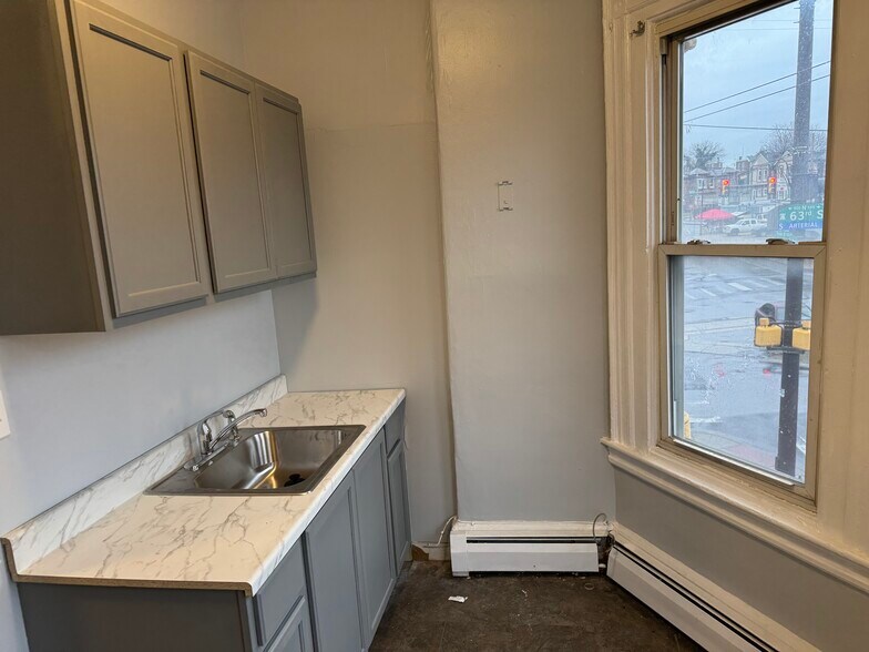 Building Photo - 559 N 63rd St