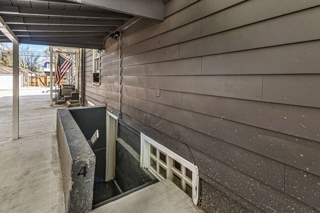 Building Photo - 1 Bed/1 bath Basement unit in Downtown Victorian Home!