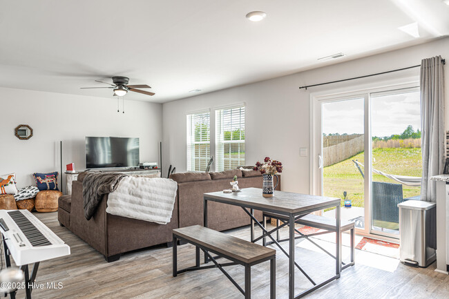 Building Photo - 3024 Paradise Way