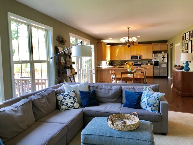 Building Photo - Gorgeous Bainbridge Estate available now.....