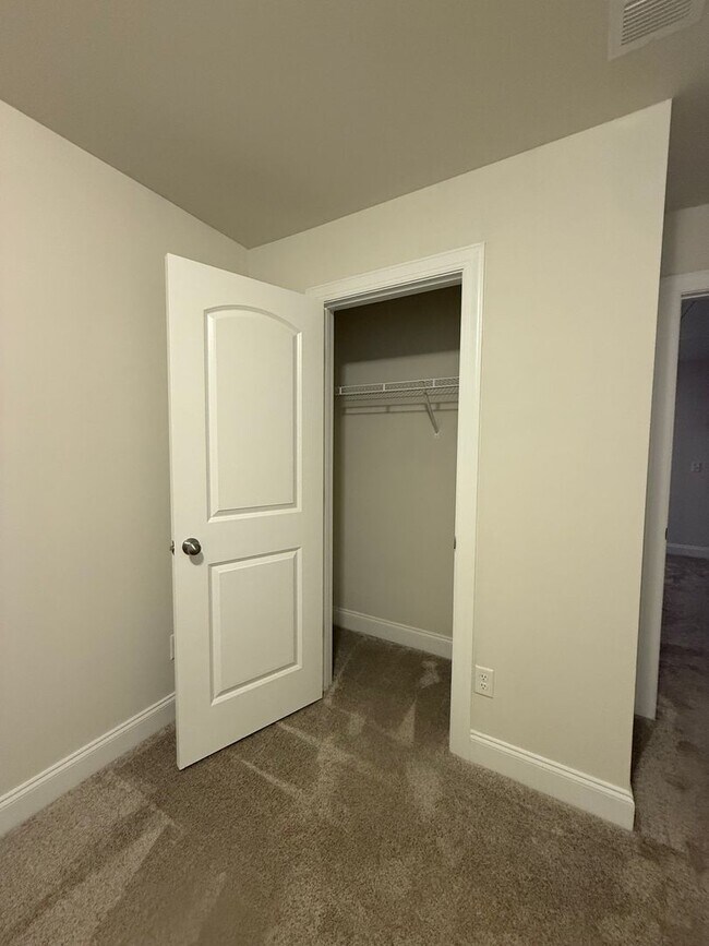 Building Photo - Three Bedroom Townhome Close to Columbia S...