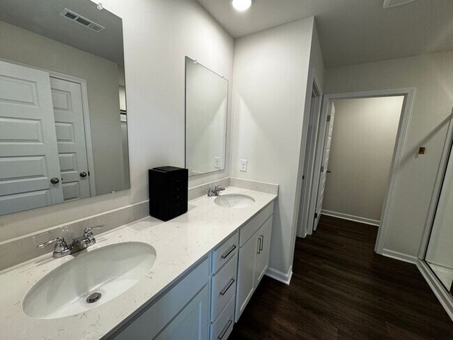 Building Photo - Beautiful 5 bedroom home available for rent