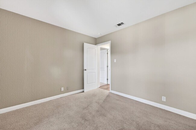 Building Photo - Updated Ground-Floor End Unit with Pool Access & No Stairs in West Roundtree!
