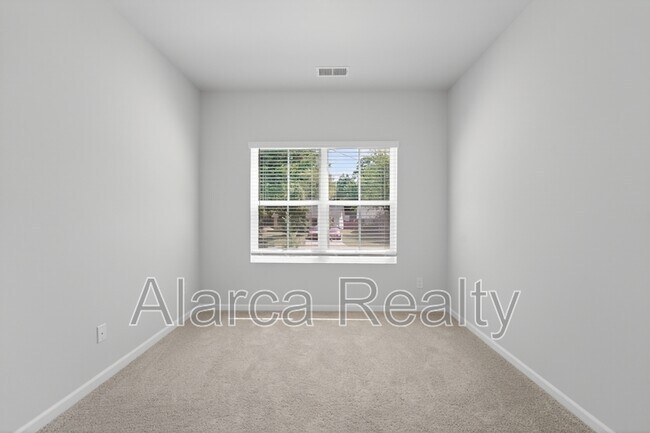 Building Photo - 2962 Sloan Dr