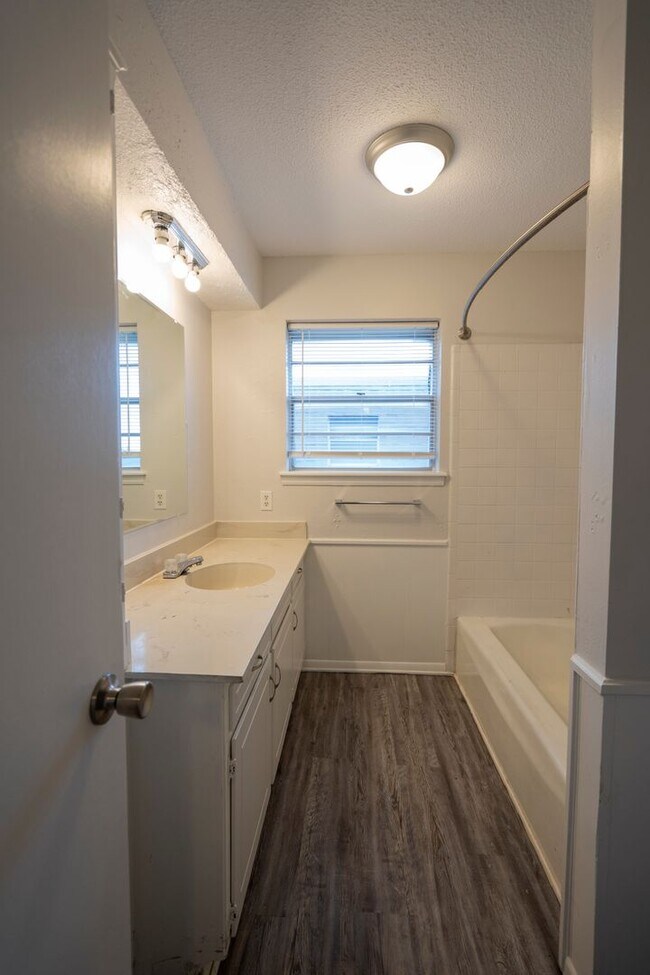 Building Photo - Spacious, Updated & Cute Home Near Lake He...