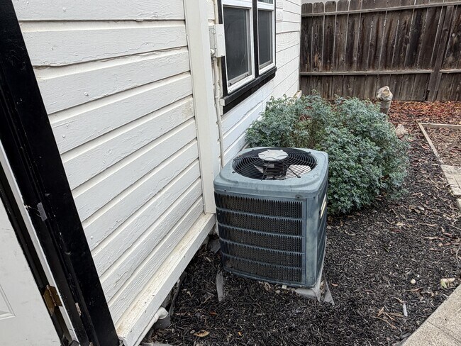 Building Photo - 1519 Main St