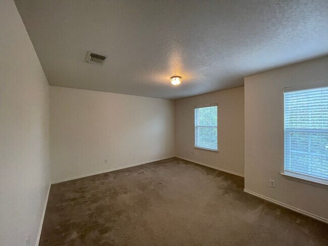 Building Photo - LOTS OF SQUARE FOOTAGE IN THIS 4 BEDROOM H...