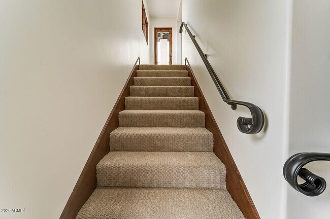 Building Photo - 301 E Jomax Rd