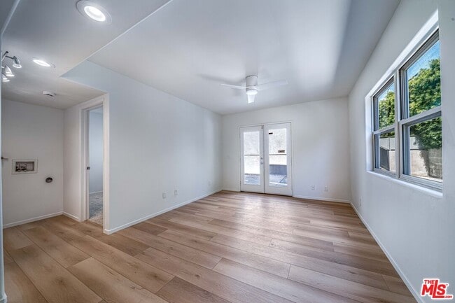 Building Photo - 726 W 37th St