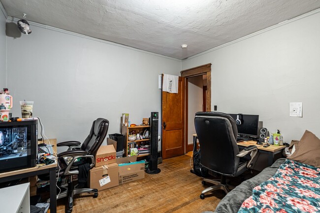Building Photo - 1831 E Kenwood Blvd