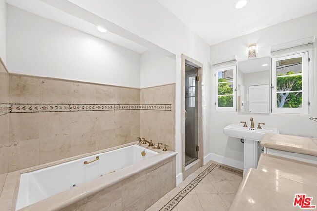 Building Photo - 208 S Rodeo Dr