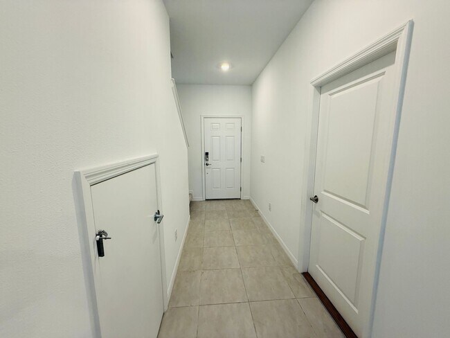 Building Photo - Townhome in The Townhomes of River Landing