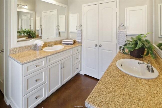Building Photo - 4289 Hollow Stone Dr