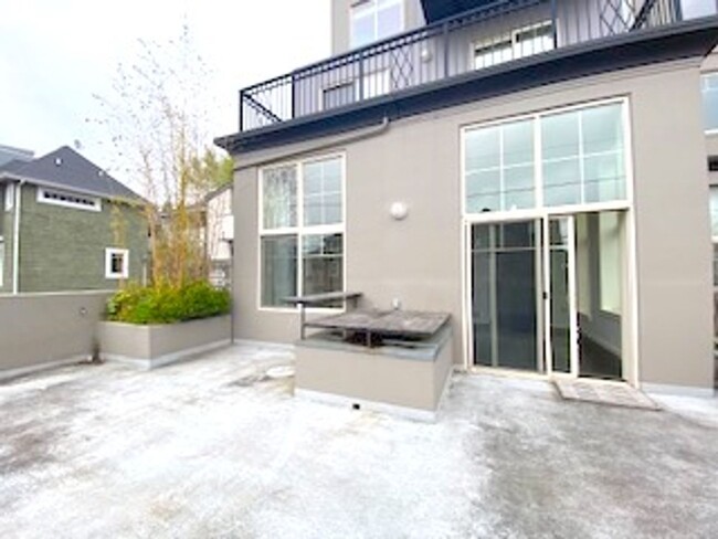 Building Photo - Sun-Filled Queen Anne Condo With Private E...