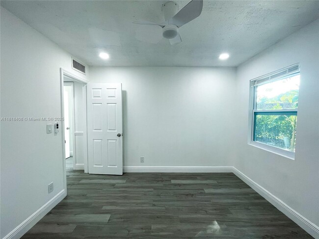 Building Photo - 7915 NW 73rd Ave