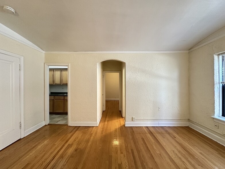 Building Photo - 566 W Arlington Pl