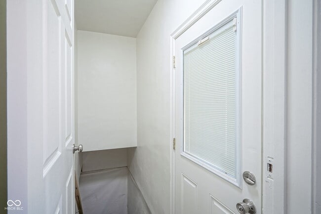 Building Photo - 1550 N Butler Ave